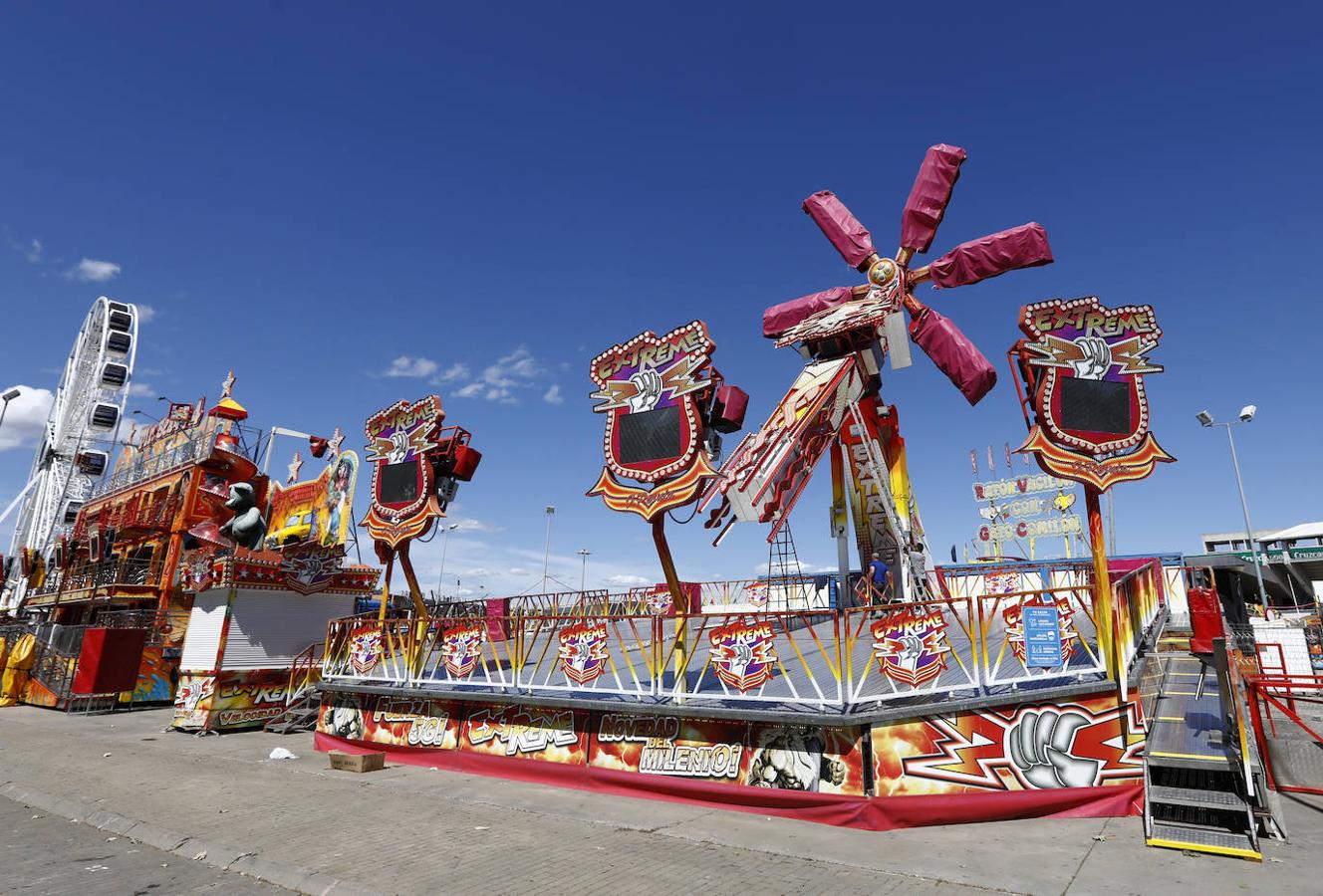 Vive Park Córdoba y los preparativos del parque de atracciones en el Arenal, en imágenes