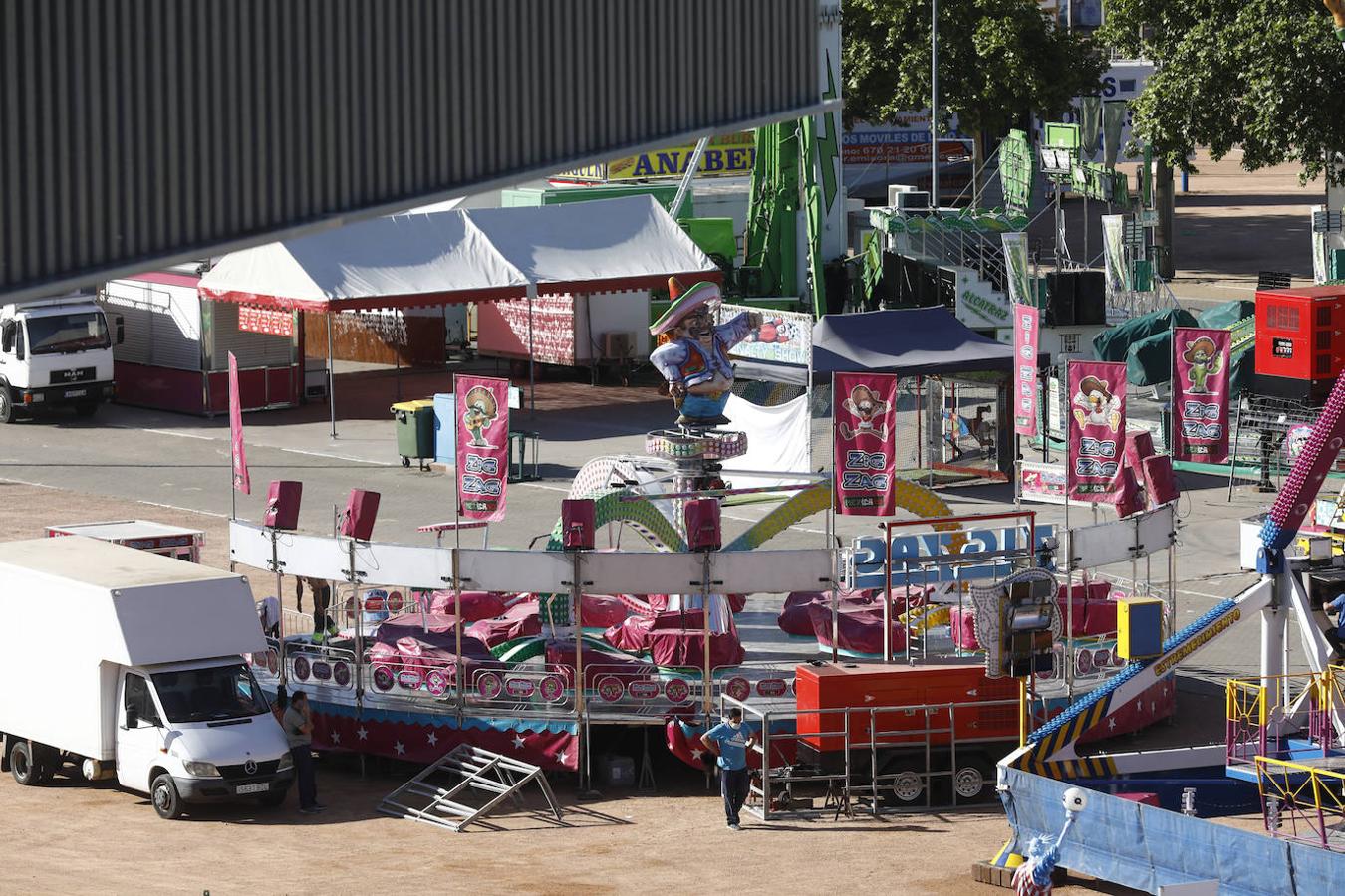 Vive Park Córdoba y los preparativos del parque de atracciones en el Arenal, en imágenes