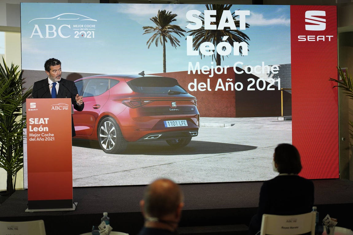 El director de ABC, Julián Quirós, inaugura el acto de entrega del Premio ABC Mejor Coche del Año 2021. 