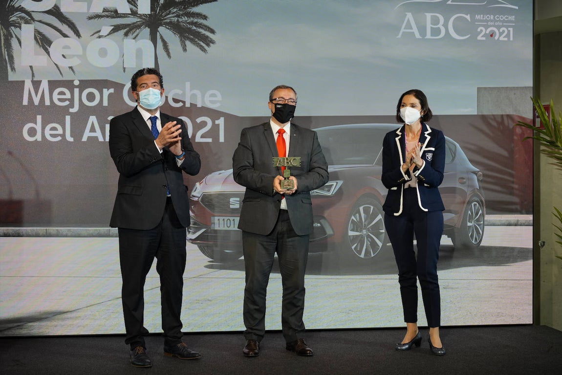 Mikel Palomera recibe el Premio ABC al Mejor Coche del año 2021 de la mano de la ministra Reyes Maroto y el director de ABC, Julián Quirós. 