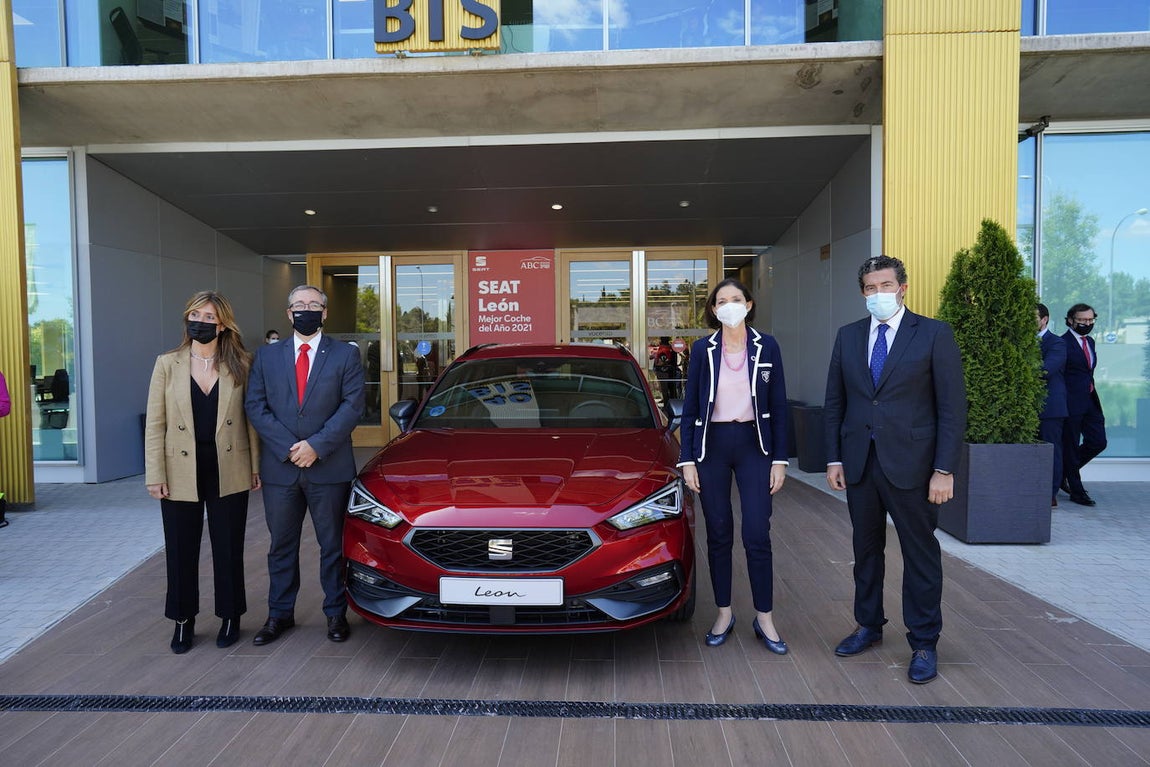 (De izq. a dcha.) Ana Delgado, Directora General de ABC; Mikel Palomera, Director General de Seat España; Reyes Maroto, ministra de Industria, Comercio y Turismo, y Julián Quirós, director de ABC. 