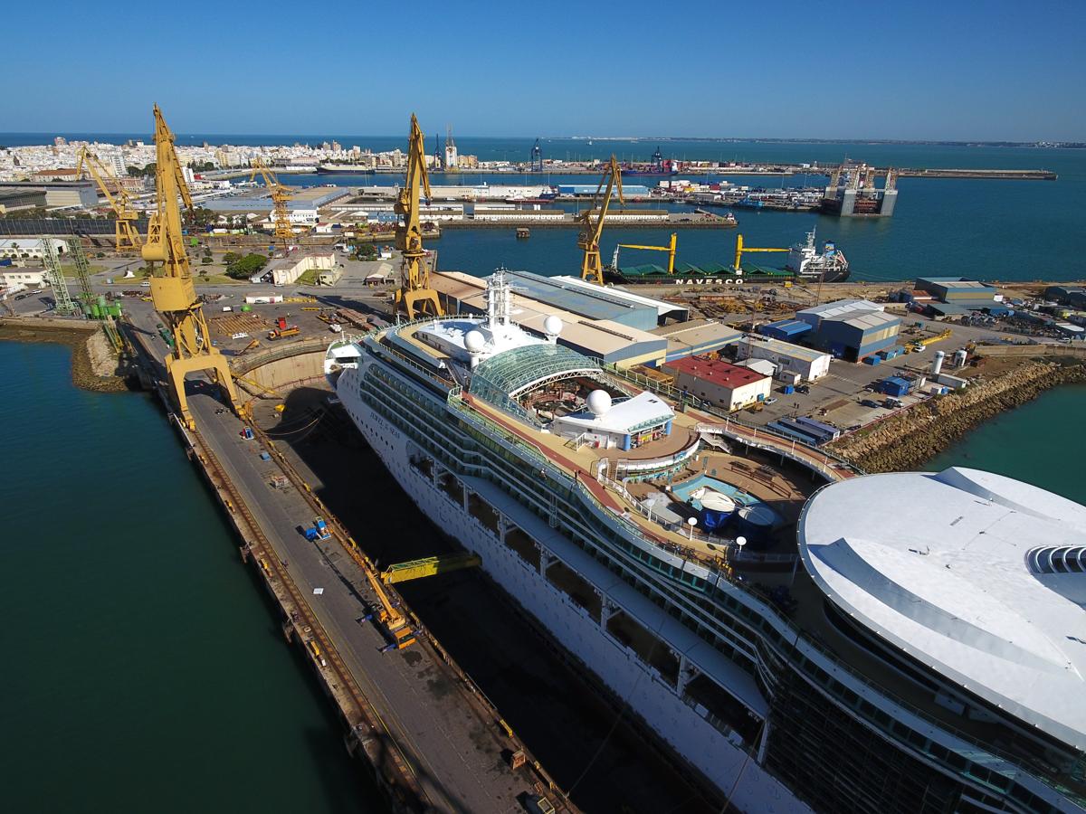 FOTOS: El crucero &#039;Jewel of the Seas&#039; entrando en el astillero de Cádiz