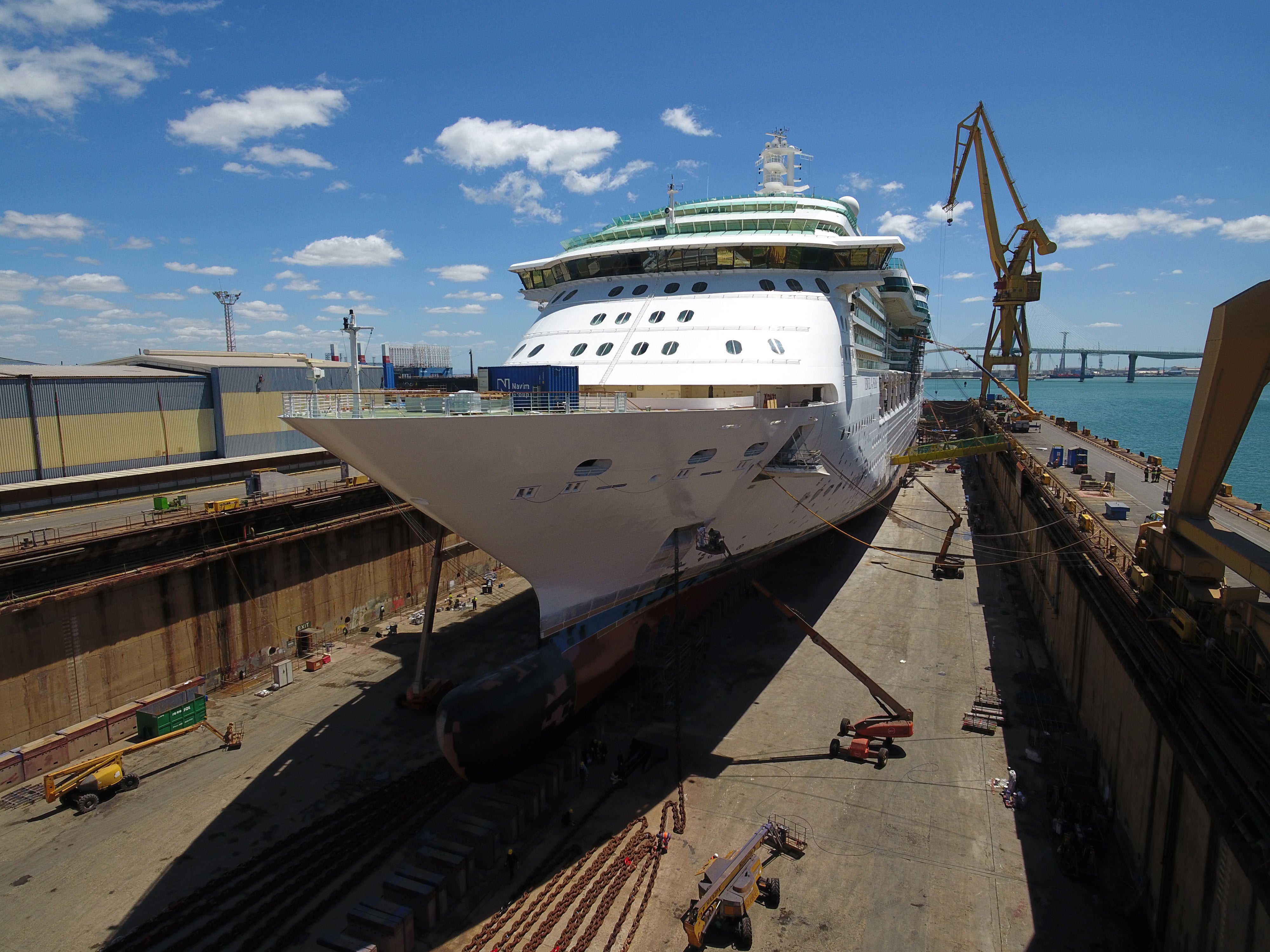 FOTOS: El crucero &#039;Jewel of the Seas&#039; entrando en el astillero de Cádiz