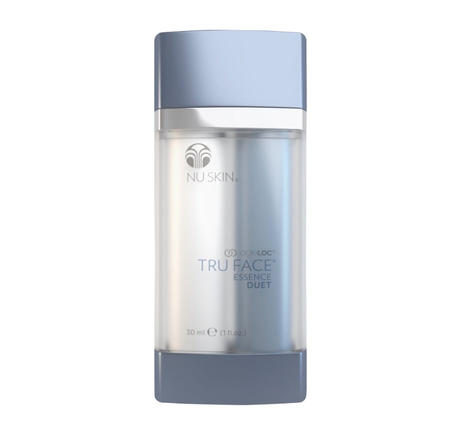 Crema para el cuello y el escote ageLOC Tru Face Essence Dual de Nu Skin. Un sistema dual compuesto por Duet Clear Serum y Duet Opaque Cream, un sérum y una crema específicos para cuello y escote que ayudan a combatir los signos visibles de la edad modelando y tonificando. (182,33 €)