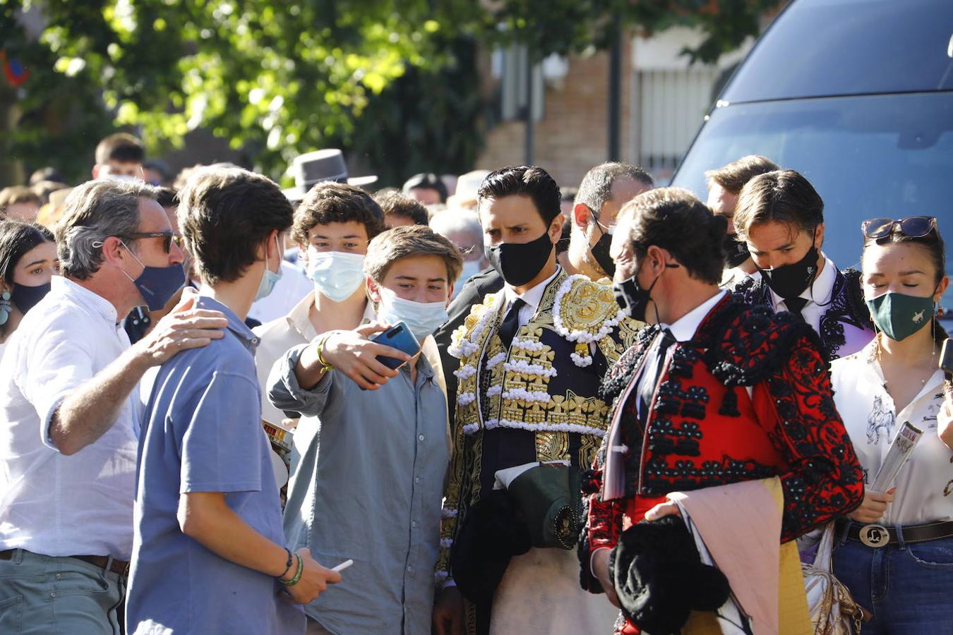 Toros en Córdoba | El ambiente de la primera corrida de la Feria de Mayo, en imágenes