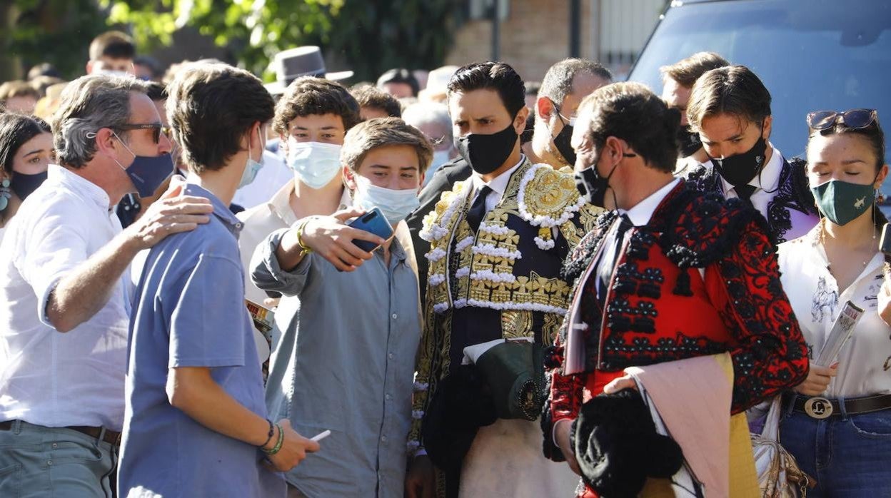 Toros en Córdoba | El ambiente de la primera corrida de la Feria de Mayo, en imágenes