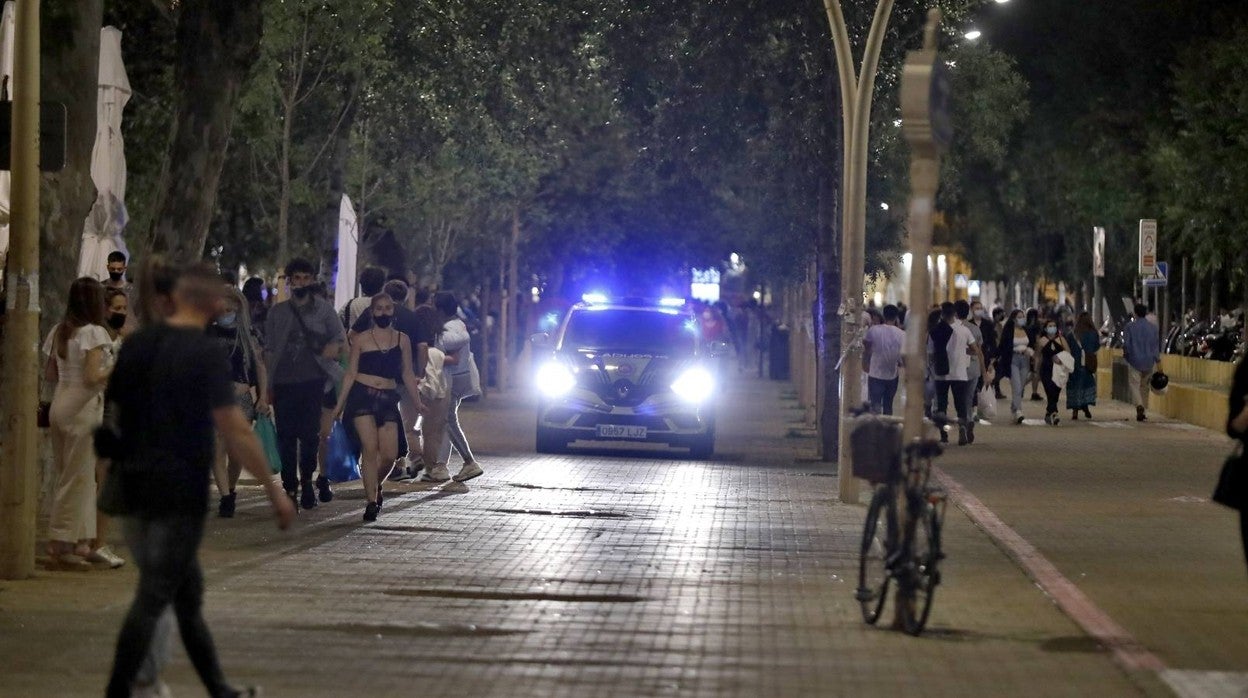 Dispositivo policial contra el botellón en Sevilla