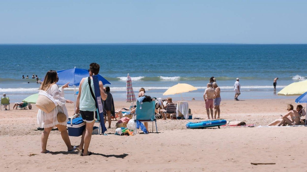 Jornada casi veraniega en la playa de Punta Umbría