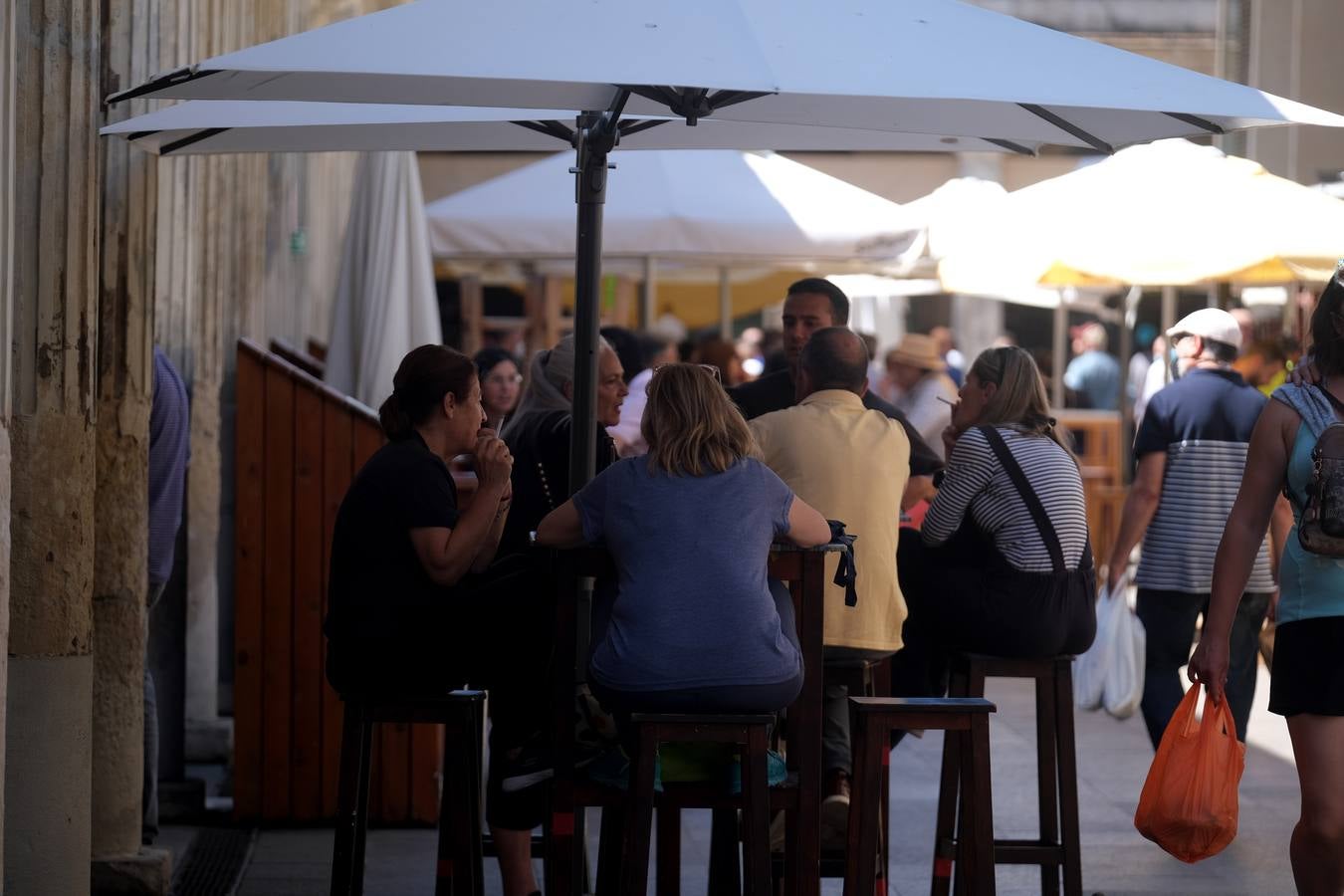 FOTOS: Gran ambiente en las playas y terrazas de Cádiz preámbulo del verano