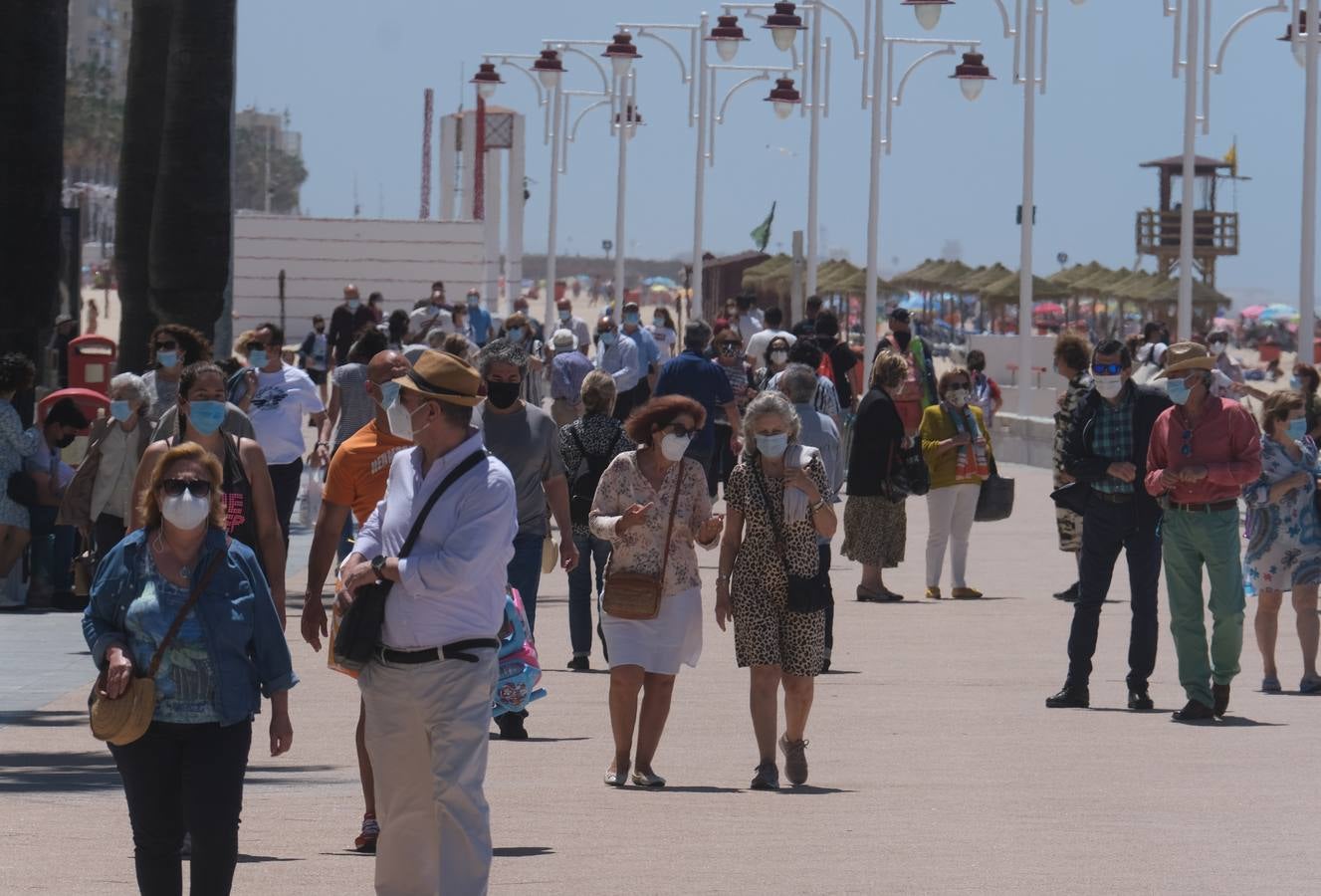 FOTOS: Gran ambiente en las playas y terrazas de Cádiz preámbulo del verano