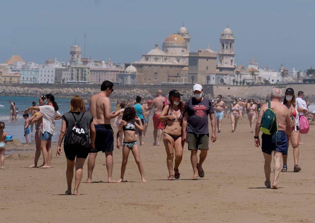 FOTOS: Gran ambiente en las playas y terrazas de Cádiz preámbulo del verano