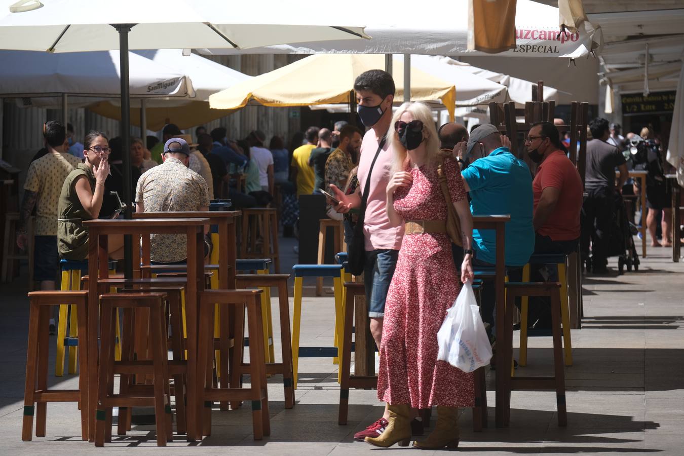 FOTOS: Gran ambiente en las playas y terrazas de Cádiz preámbulo del verano