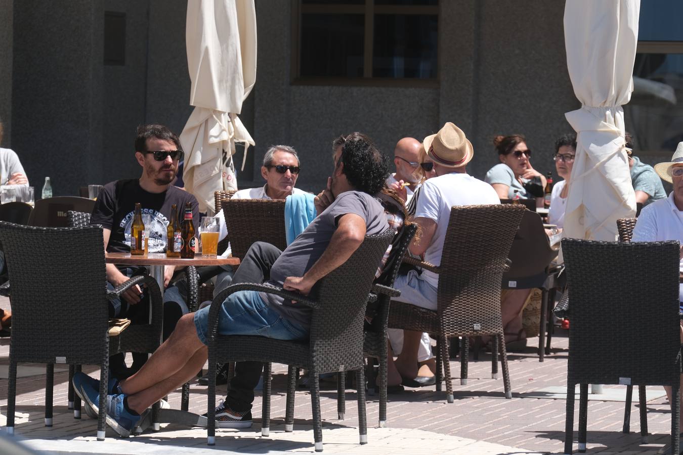 FOTOS: Gran ambiente en las playas y terrazas de Cádiz preámbulo del verano