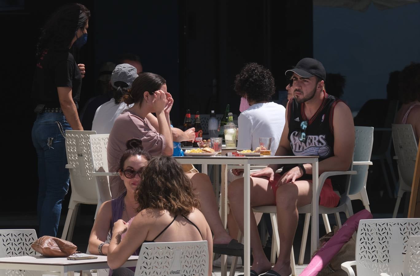 FOTOS: Gran ambiente en las playas y terrazas de Cádiz preámbulo del verano