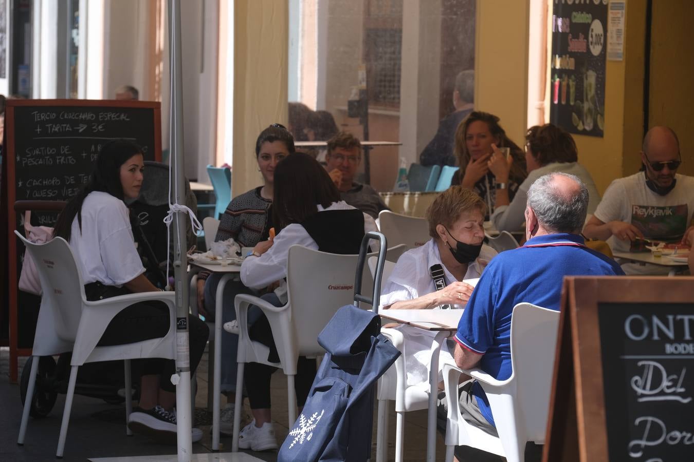 FOTOS: Gran ambiente en las playas y terrazas de Cádiz preámbulo del verano