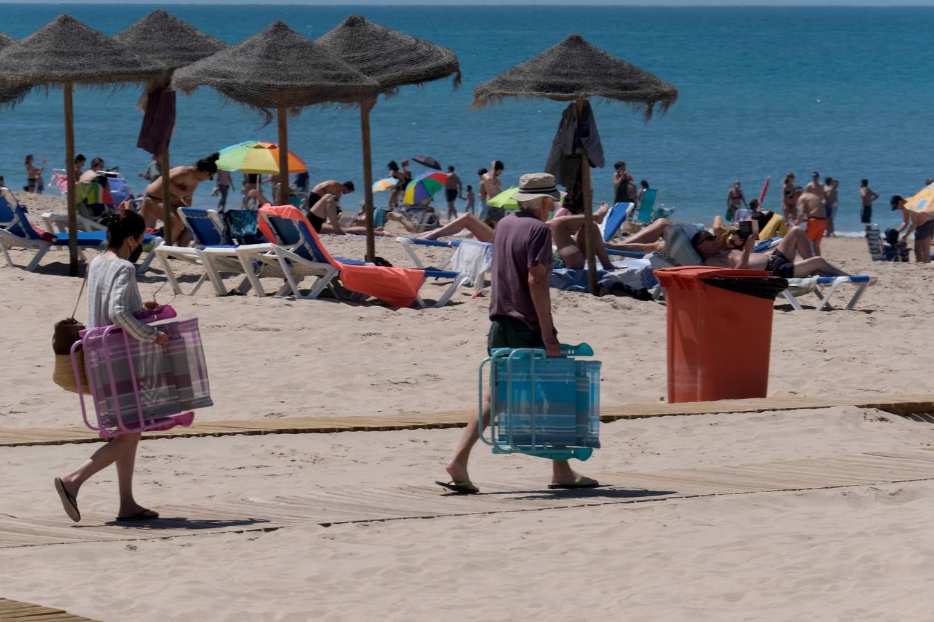 FOTOS: Gran ambiente en las playas y terrazas de Cádiz preámbulo del verano