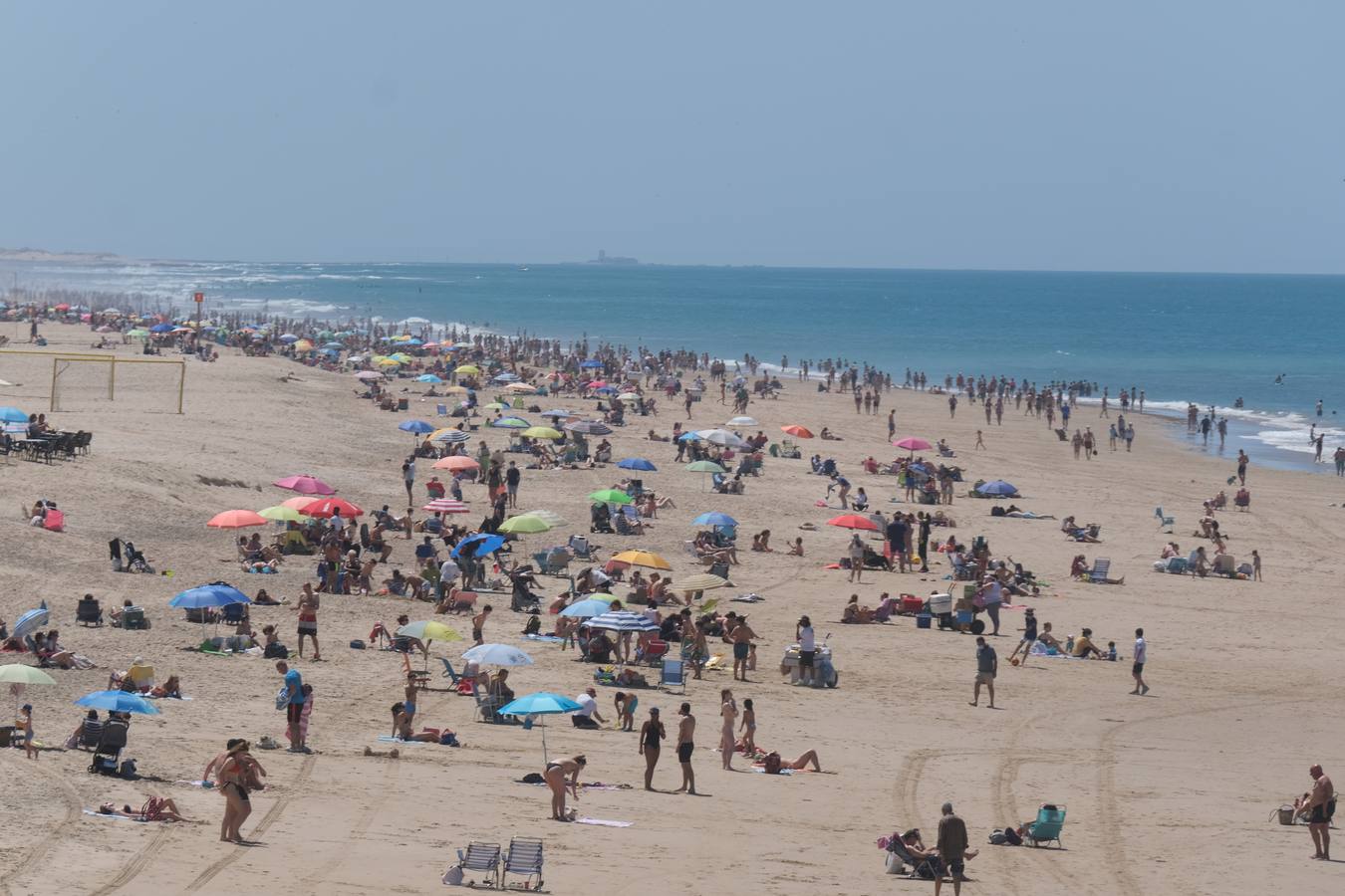 FOTOS: Gran ambiente en las playas y terrazas de Cádiz preámbulo del verano