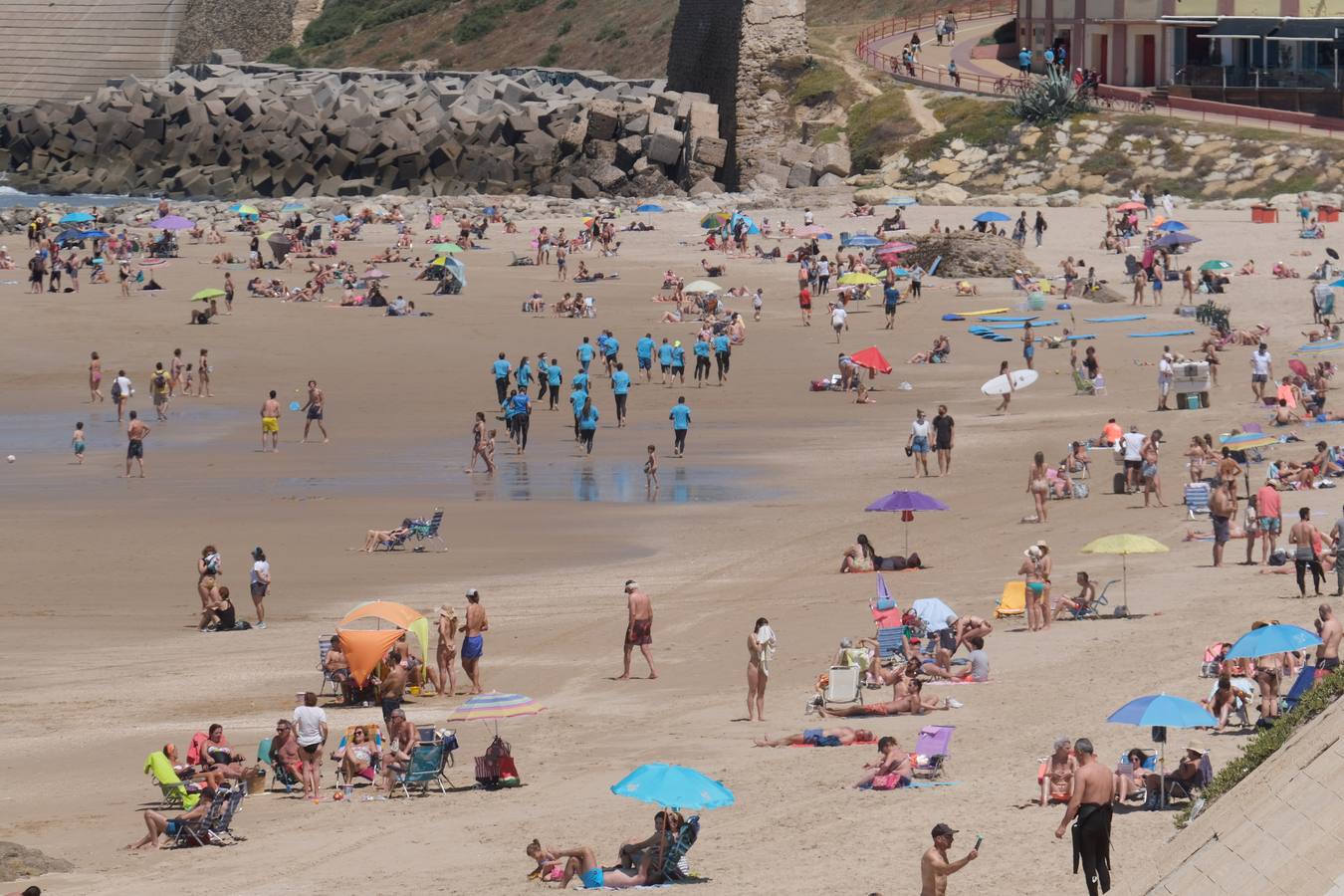 FOTOS: Gran ambiente en las playas y terrazas de Cádiz preámbulo del verano