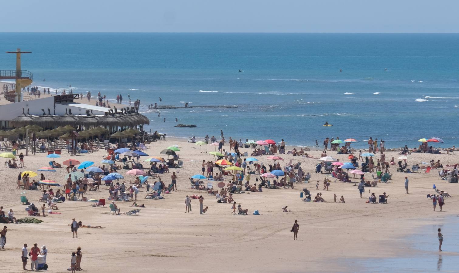 FOTOS: Gran ambiente en las playas y terrazas de Cádiz preámbulo del verano