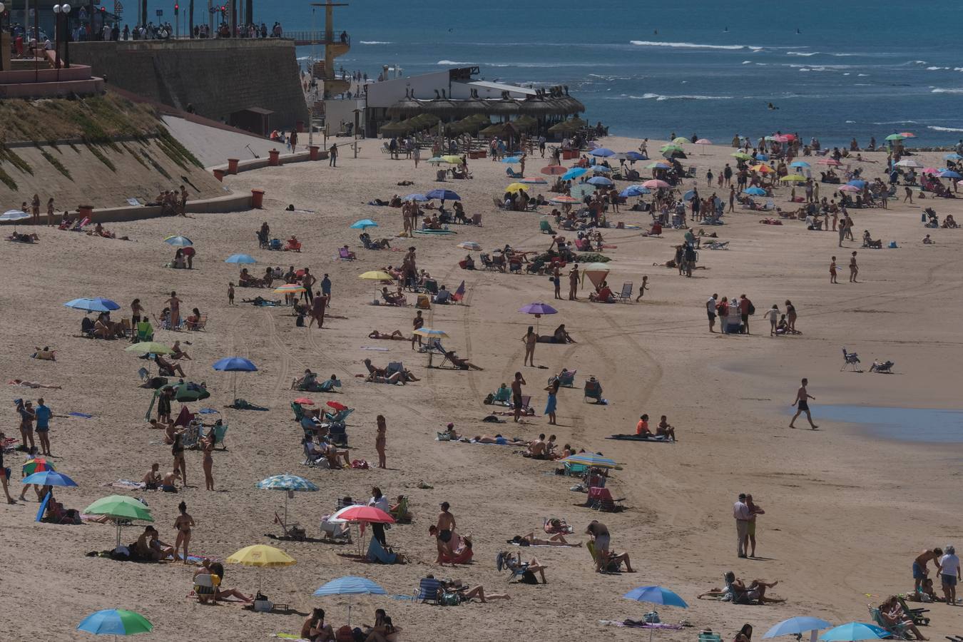 FOTOS: Gran ambiente en las playas y terrazas de Cádiz preámbulo del verano