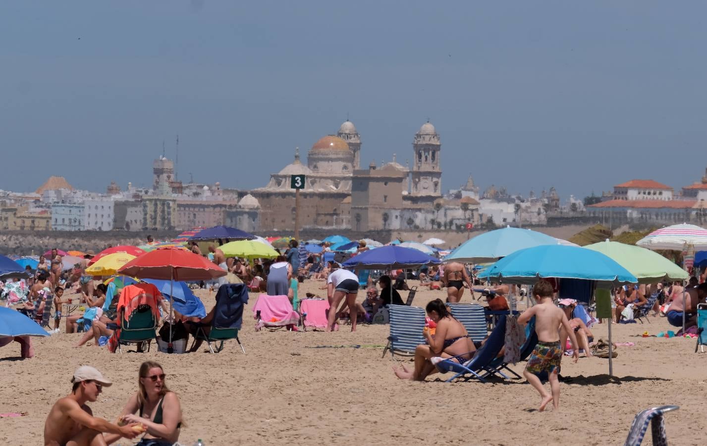 FOTOS: Gran ambiente en las playas y terrazas de Cádiz preámbulo del verano