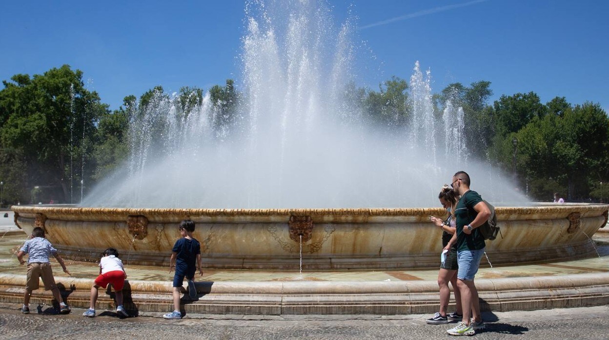 Las altas temperaturas dejan estampas veraniegas en Sevilla