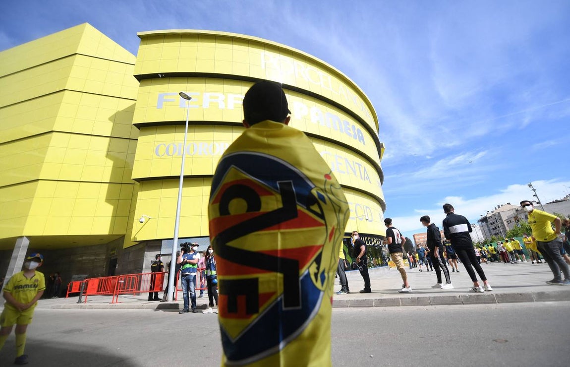 Entrada  de público en el estadio de la Cerámica