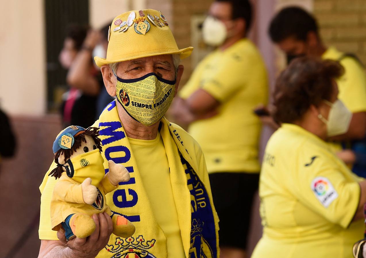 Entrada  de público en el estadio de la Cerámica