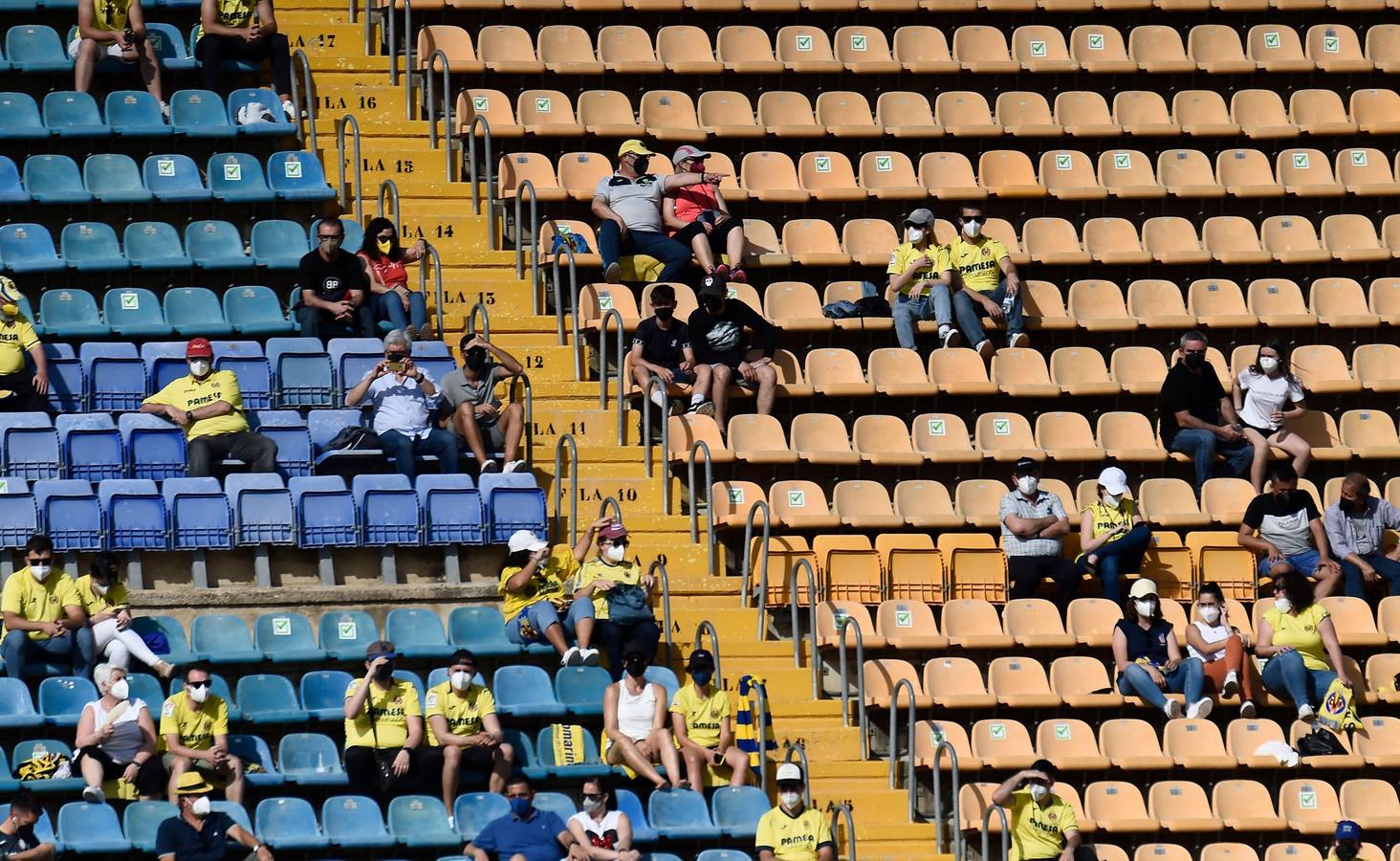 Espectadores en el estadio de la Cerámica