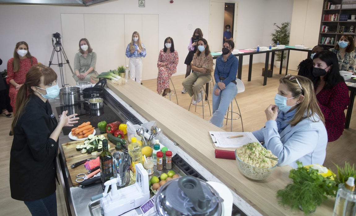 Se empieza con el menú. Atención máxima durante las explicaciones de Elisa Escorihuela, que también proporcionó un librito de recetas para que las participantes pudieran replicar el menú sin problemas en casa.