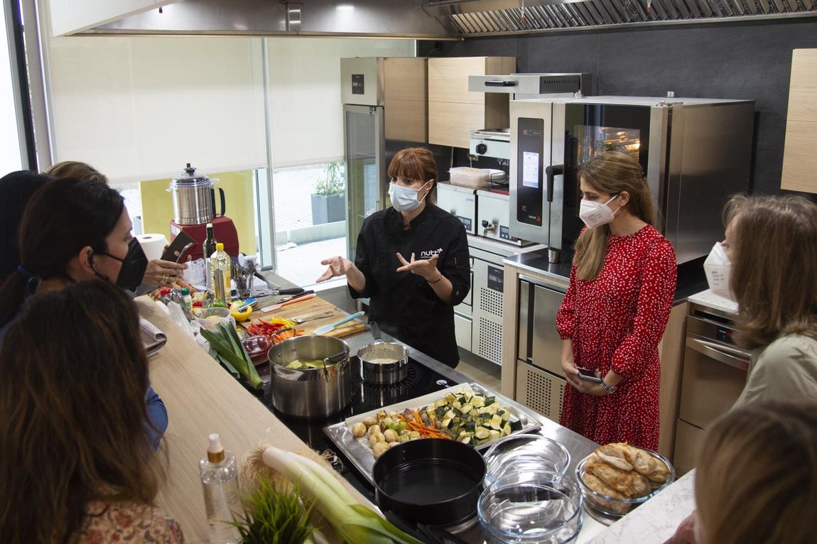 Cocina de aprovechamiento. Con los vegetales, Elisa Escorihuela realizó varias elaboraciones sencillas: una bandeja de verduras al horno, una crema de verduras y unas crudités para acompañar el hummus que prepararía minutos después.