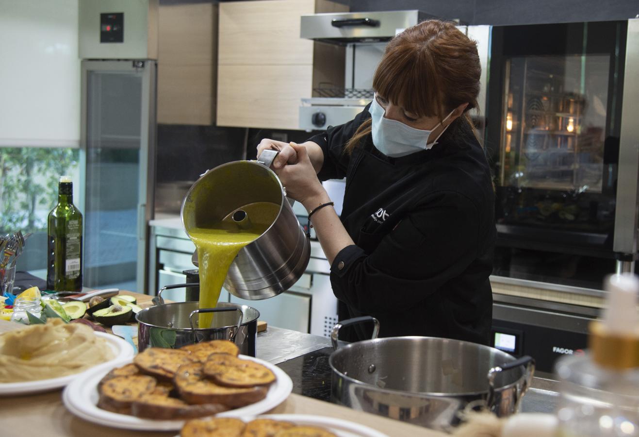 También para congelar. Si durante el cocinado elaboramos más cantidad de comida de la que podemos consumir antes de que se estropee, una opción que aconsejó la experta es congelar raciones para otras semanas. Es lo que propuso especialmente en el caso de la crema de verduras.