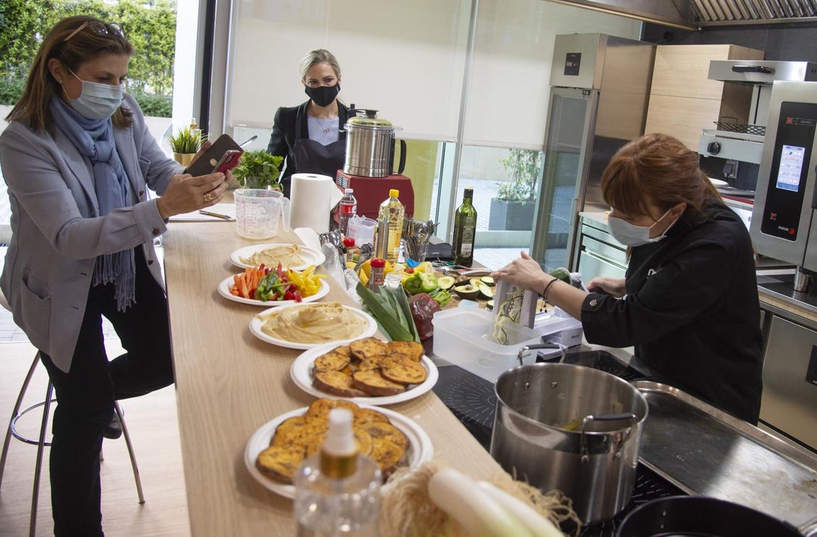 ¡Más ideas con verduras!. Además de la bandeja al horno, la crema o las crudités, Elisa Escorihuela preparó tallarines de calabacín con las piezas sobrantes. En el batch cooking, ¡se aprovecha todo!