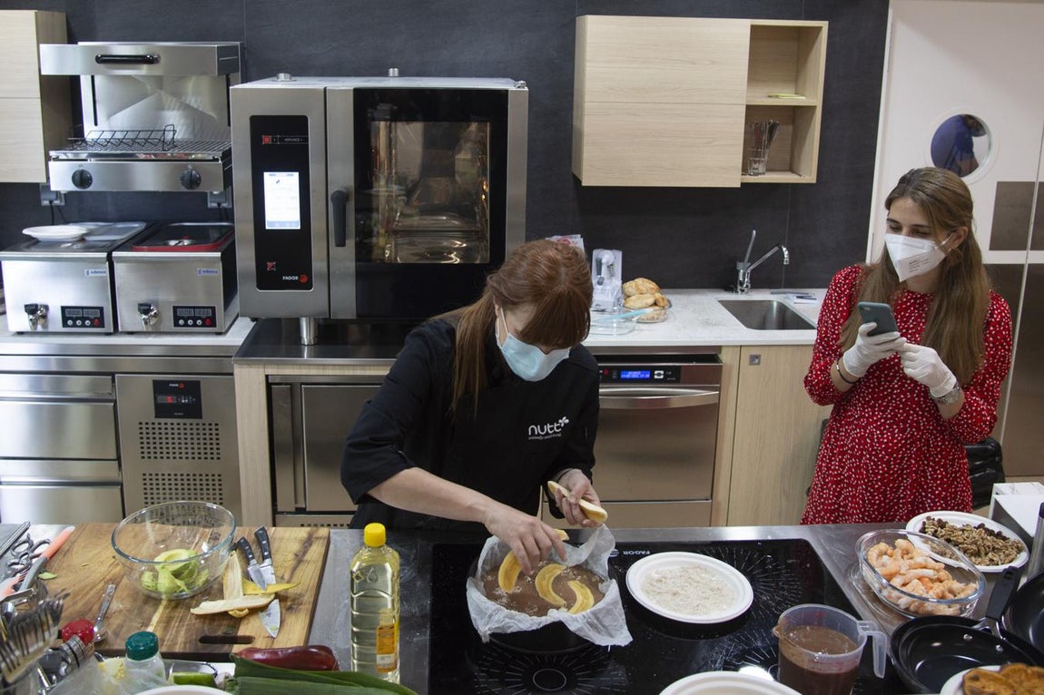 Manos de experta. Elisa Escorihuela monta el 'banana bread' con una receta en la que no hay gota de azúcar; pasas, nueces y cacao son los encargados del 'dulzor'. Un 'capricho' de lo más saludable.