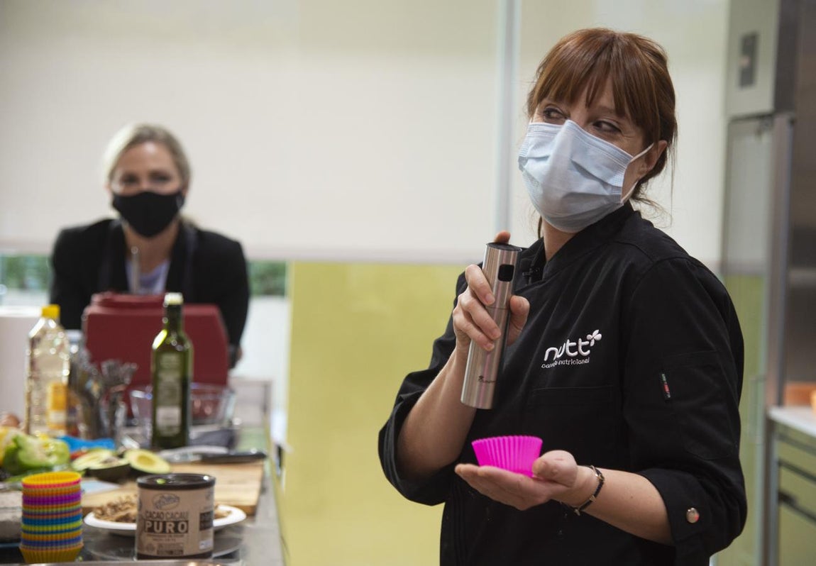 Se aprovecha el resto de la masa. Con la masa sobrante, Elisa montó unos cupcakes. Utilizó el pulverizador de aceite y vinagre de 'MasterPro' para poner un poquito de aceite en cada uno de los moldes, y que así se pudieran desmoldar a la perfección una vez horneados.