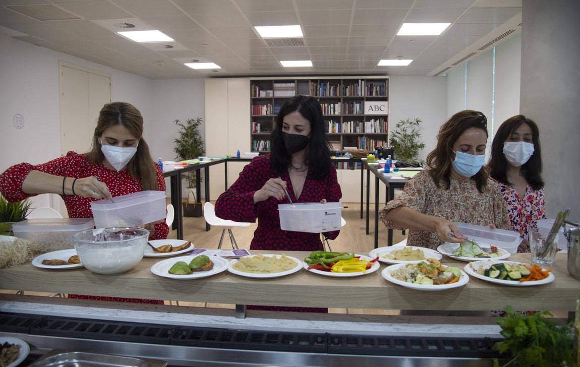 Para todos los gustos. Las participantes eligieron las elaboraciones con las que querían rellenar sus recipientes: desde el hummus a las ricas verduras y hortalizas horneadas, pasando por los langostinos con salsa de aguacate o la pechuga de pollo horneada y fileteada.