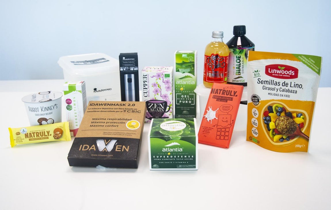 La bolsa de regalos. Además de su menú semanal saludable, las asistentes se llevaron un pack de regalos de las firmas colaboradoras con un pulverizador de aceite y vinagre de Masterpro; fel de aloe vera puro, crema hidrantante triple acción 'Superdefense', un bebible de Bialoe y crema Regestimul de rosa mosqueta para mejorar las cicatrices (todo ello de Atlantia); tableta de chocolicius con leche, una barrita energética, bolsita de cacao y nuts con leche y chocolatinas de Natruly, mascarilla deportiva con filtro de Idawen, una caja de té para elaborar infusiones de Cupper Teas, un paquete de semillas de Linwoods, un yogur vegano de medio litro de Abbot Kinney's y una botella de Kombucha KomVida.