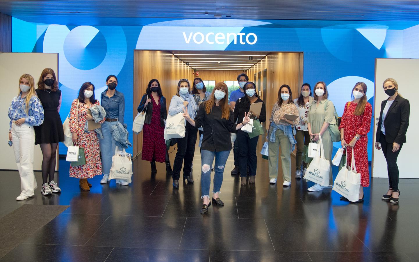 ¡Hasta la próxima!. Para terminar, Elisa Escorihuela (en el centro) posó para la fotógrafa de ABC, Belén Díaz, junto a las participantes del #tallerdebienestar, la jefa de Estilo de ABC y el equipo de ABC Bienestar y marketing de ABC a la entrada de la sede de Vocento.