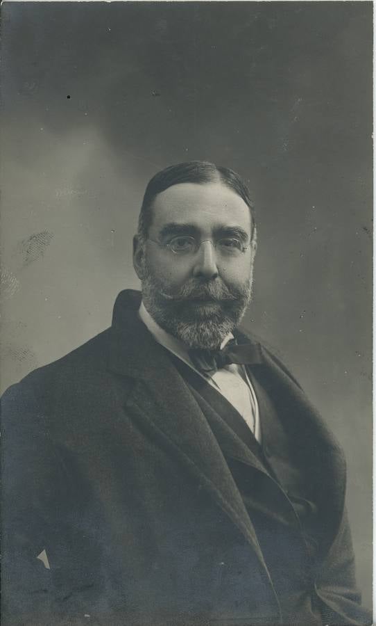 Hijo adoptivo a título póstumo. Benigno de la Vega-Inclán y Flaquer, Marqués de la Vega Inclán, fue un vallisoletano nacido en 1858 que realizó importantes aportaciones al sector turístico y social de España en general y de Sevilla en particular, siendo responsable de la transformación de parte de la antigua Judería en el Barrio de Santa Cruz y de los Jardines de Murillo. Estudió Bellas Artes aunque en sus inicios prefirió dedicarse a la carrera militar. Después de viajar por las principales ciudades de Europa, decidió proponer en 1911 al Gobierno de Canalejas la creación de un organismo que se encargara de fomentar el turismo y la divulgación de la cultura popular: la Comisaría Regia del Turismo Cultura Artística Popular. A Benigno Vega Inclán se le recuerda principalmente por la reordenación de del Barrio de Santa Cruz junto a los jardines de Los Reales Alcázares de Sevilla que fue fruto de la difícil coordinación entre los vecinos del barrio, el Ayuntamiento de Sevilla, el Rey a través de la Real Casa y la Comisaría Regia del Turismo.