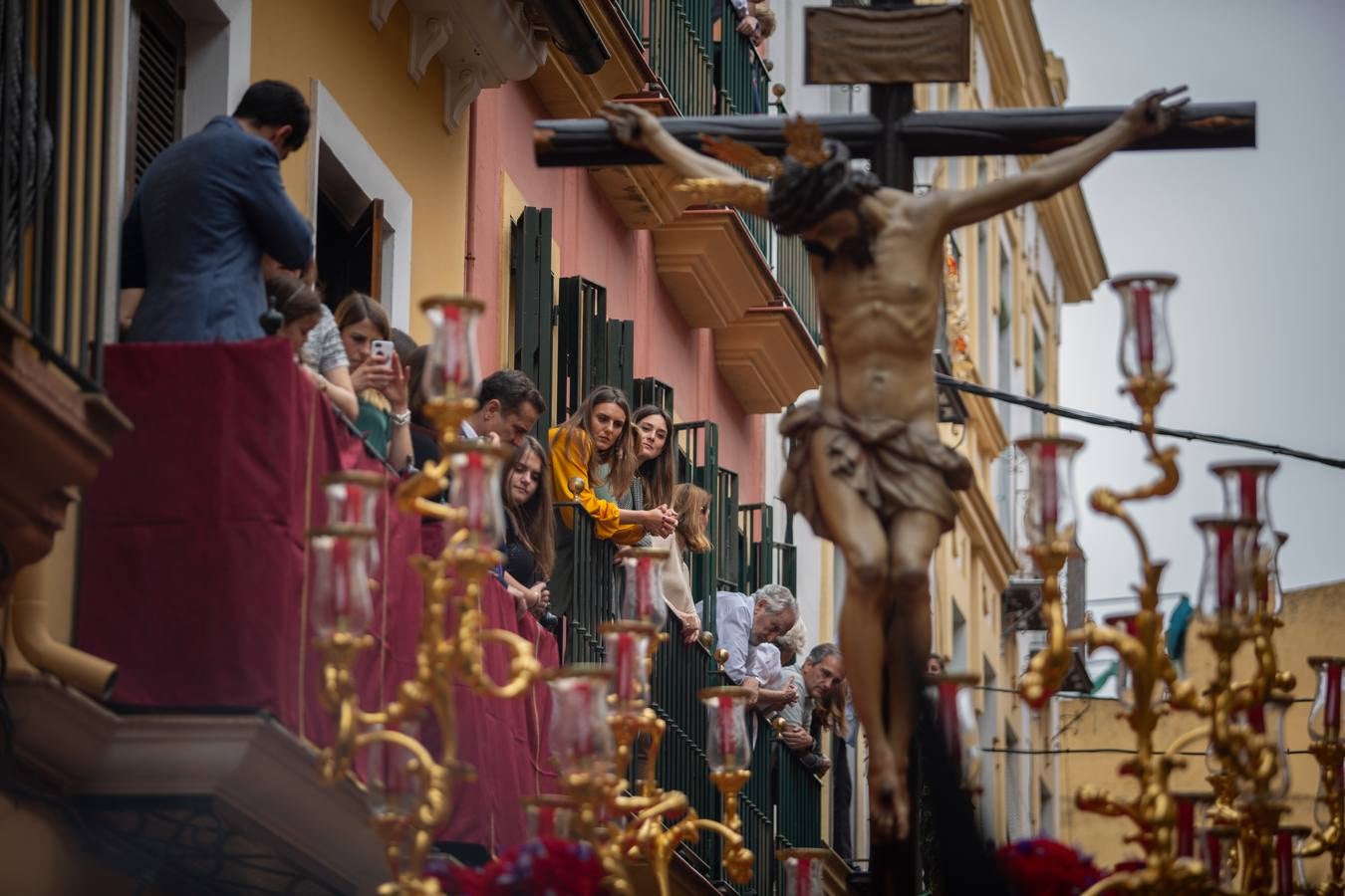 Medalla de la ciudad a la Hermandad de San Bernardo la conmemoración del 75º aniversario de la incorporación al escudo de armas de la ciudad de Sevilla del título de Mariana a propuesta de esta hermandad