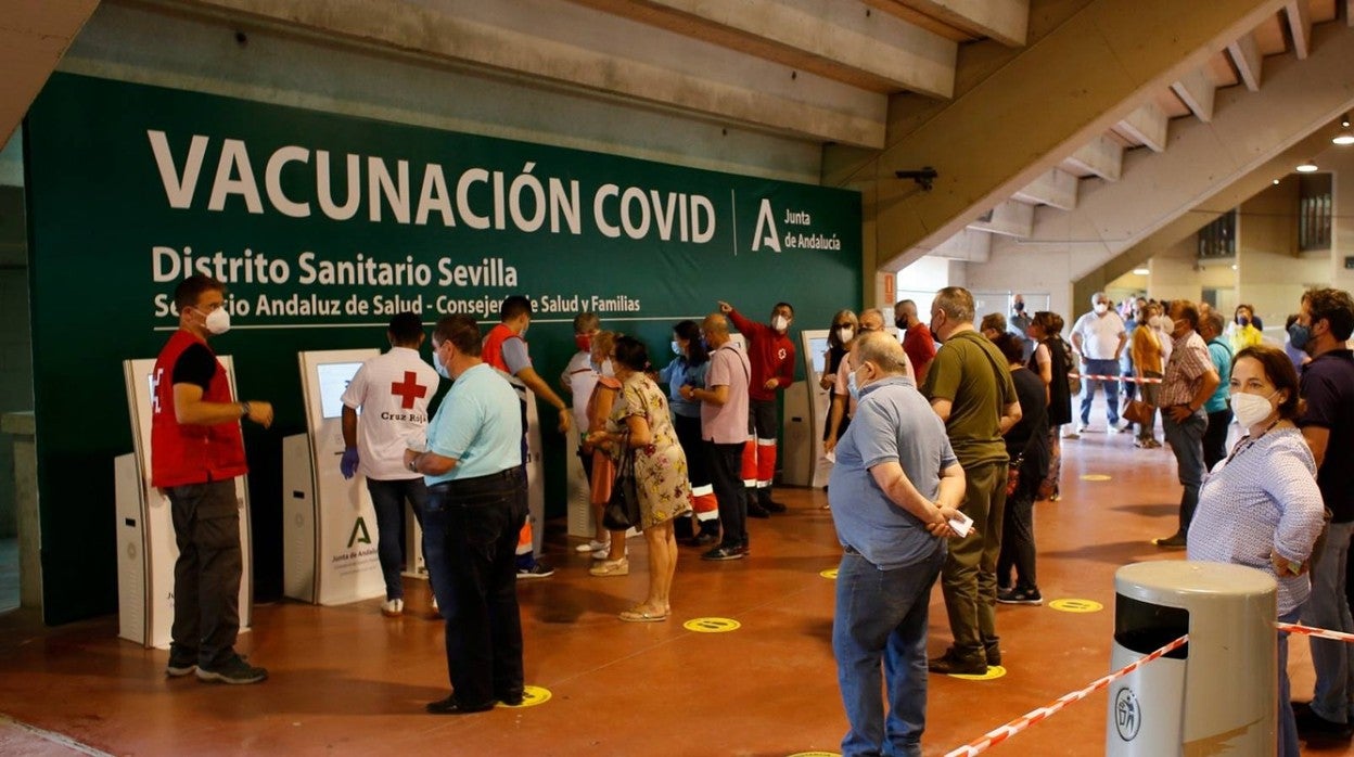 El estadio de la Cartuja cumple un mes como centro de vacunación masiva