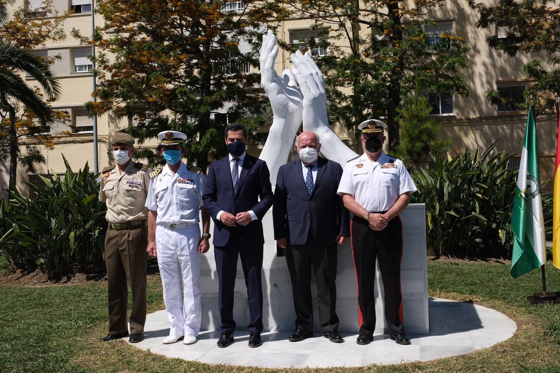 Inauguración de la escultura de homenaje a los profesionales sanitarios y sectores esenciales en Cádiz