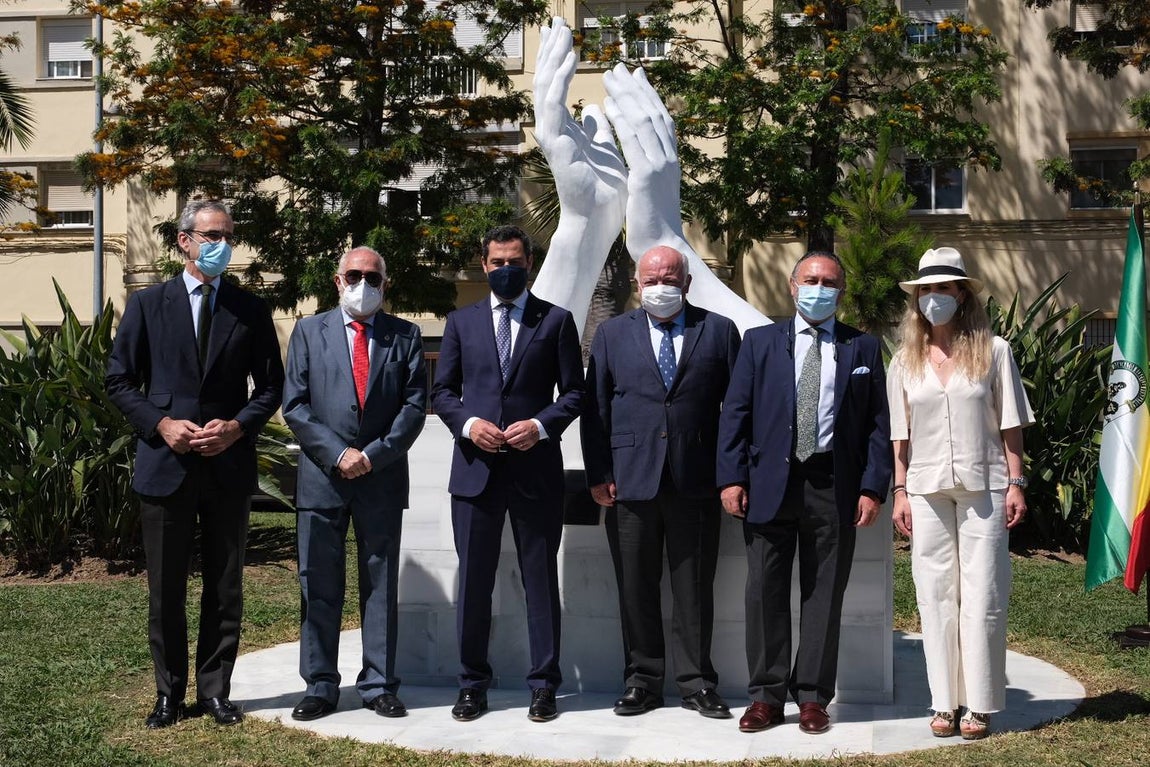 Inauguración de la escultura de homenaje a los profesionales sanitarios y sectores esenciales en Cádiz