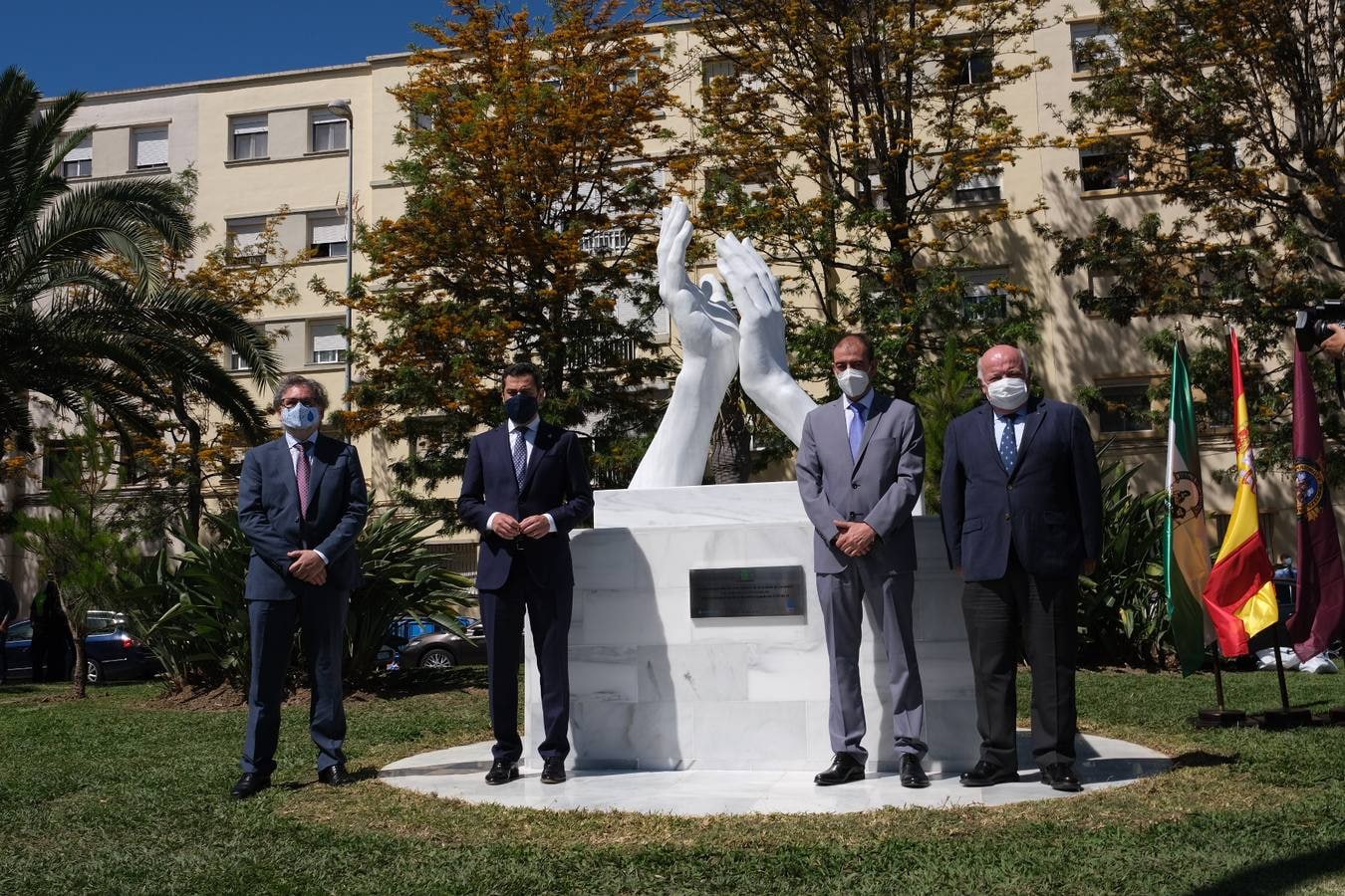 Inauguración de la escultura de homenaje a los profesionales sanitarios y sectores esenciales en Cádiz