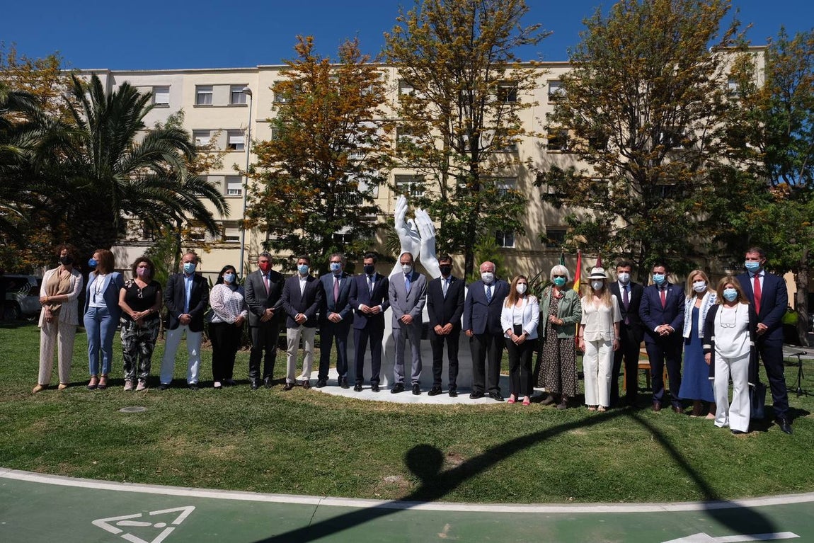 Inauguración de la escultura de homenaje a los profesionales sanitarios y sectores esenciales en Cádiz