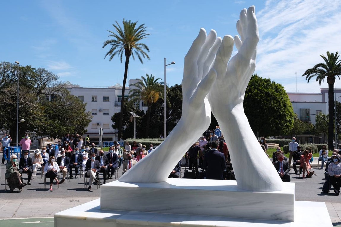 Inauguración de la escultura de homenaje a los profesionales sanitarios y sectores esenciales en Cádiz