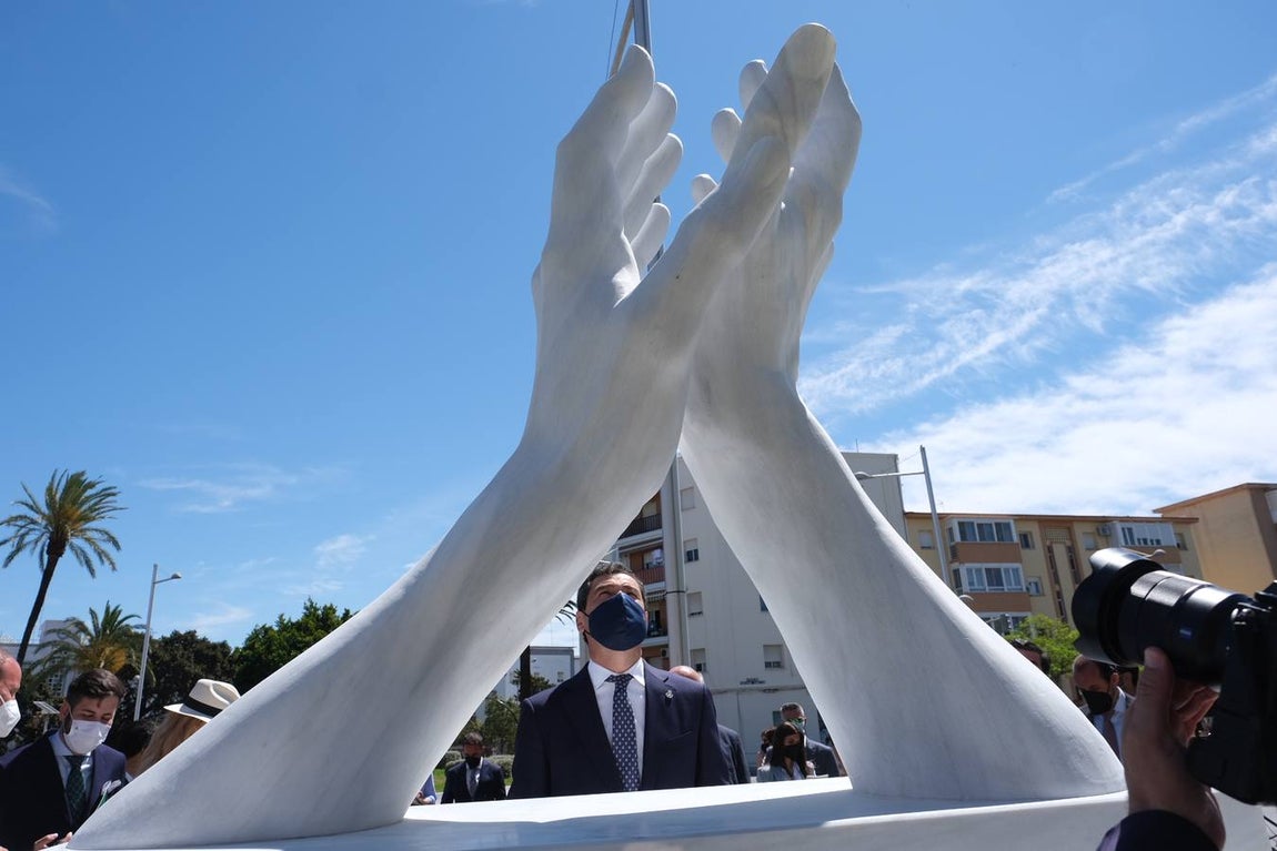 Inauguración de la escultura de homenaje a los profesionales sanitarios y sectores esenciales en Cádiz