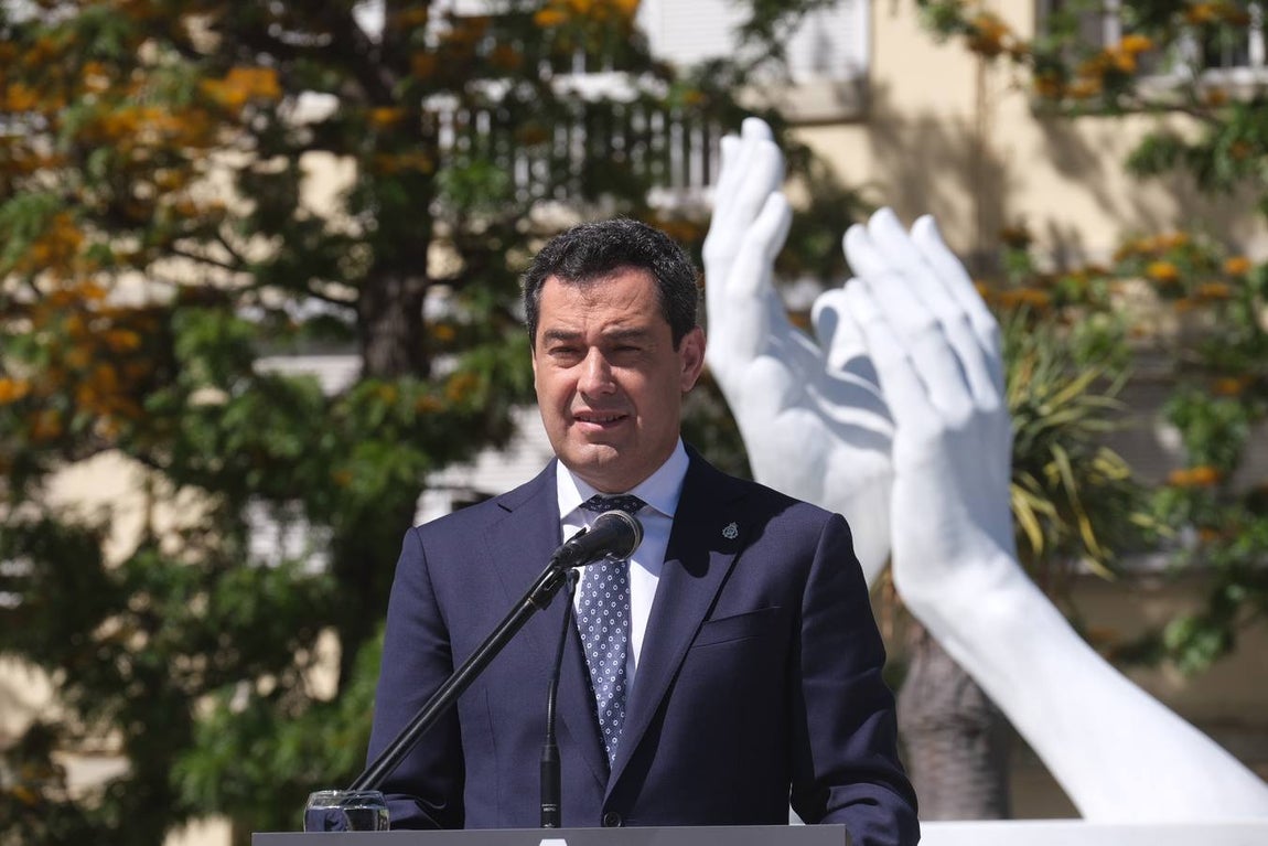 Inauguración de la escultura de homenaje a los profesionales sanitarios y sectores esenciales en Cádiz