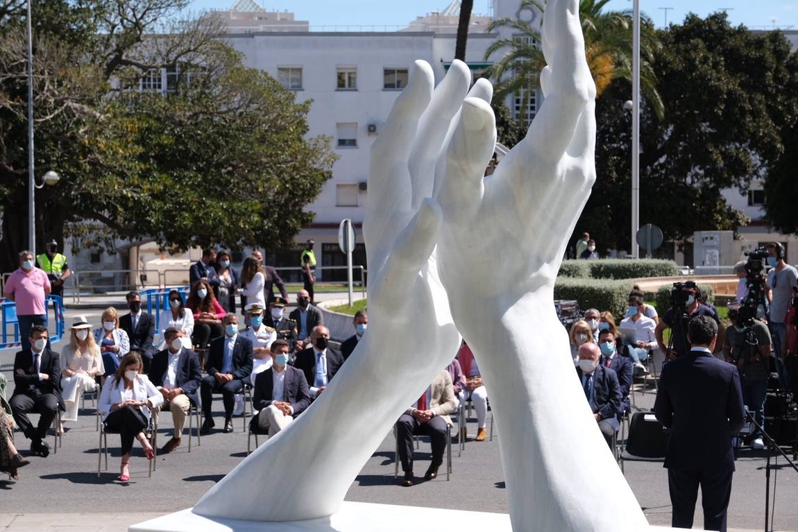 Inauguración de la escultura de homenaje a los profesionales sanitarios y sectores esenciales en Cádiz