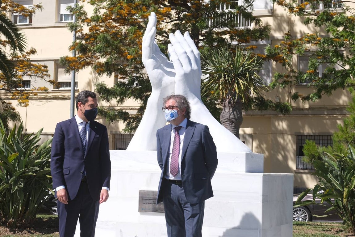Inauguración de la escultura de homenaje a los profesionales sanitarios y sectores esenciales en Cádiz